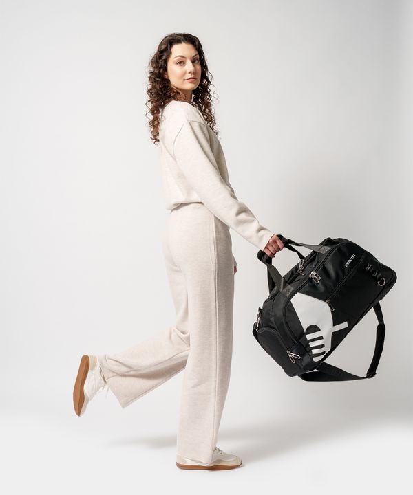 Mała czarna torba sportowa z kieszeniami