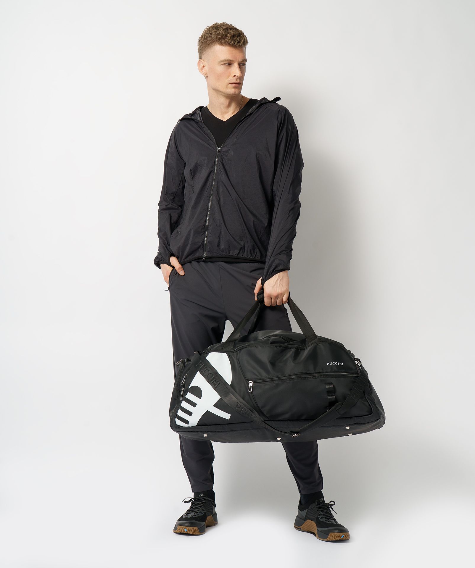 Duża czarna torba sportowa z kieszeniami