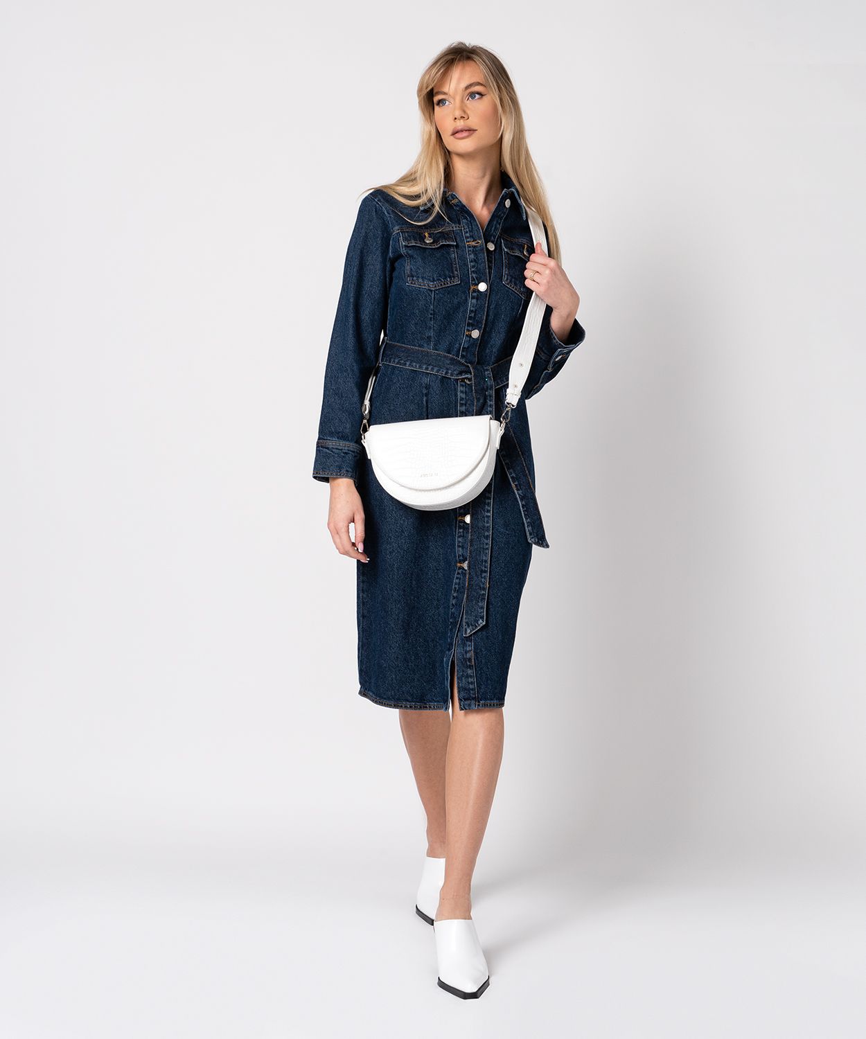 Torebka damska półksiężyc na szerokim pasku biała