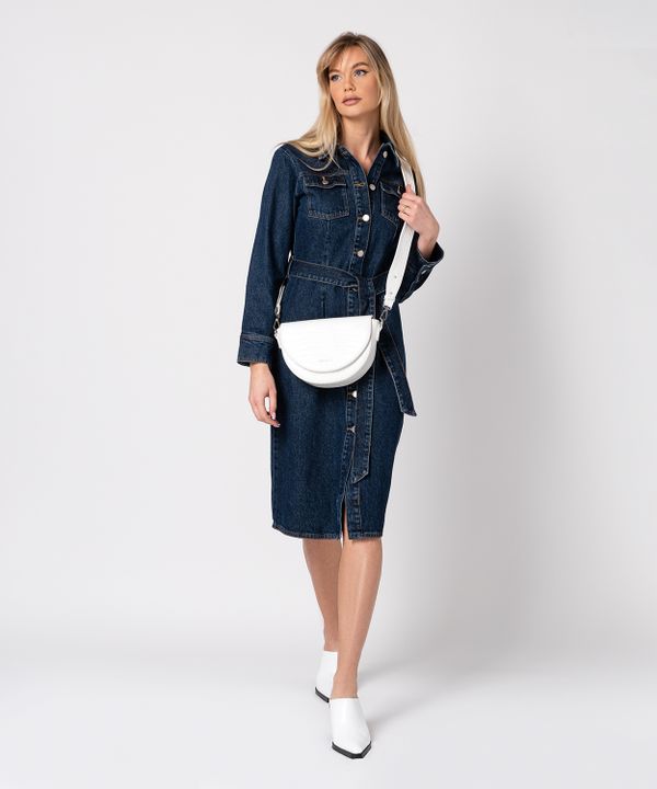 Torebka damska półksiężyc na szerokim pasku biała