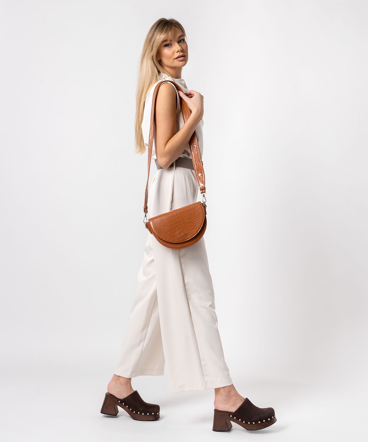 Torebka damska półksiężyc na szerokim pasku brązowa