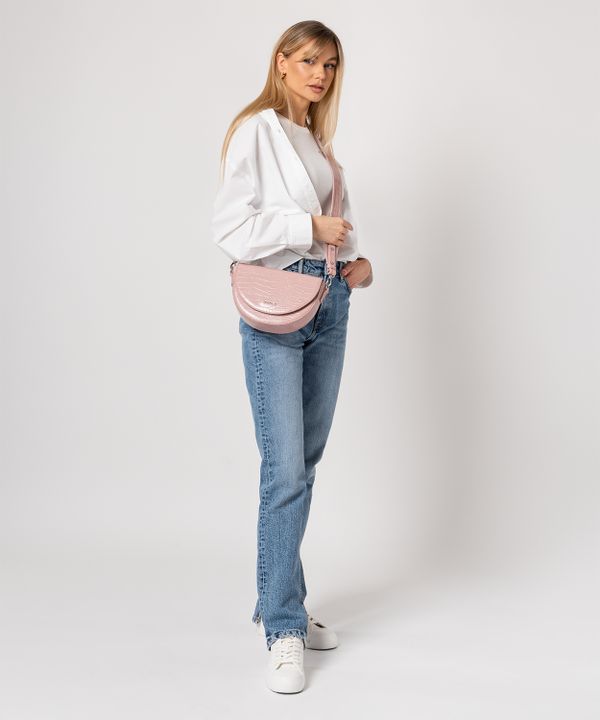 Torebka damska półksiężyc na szerokim pasku pudrowy róż