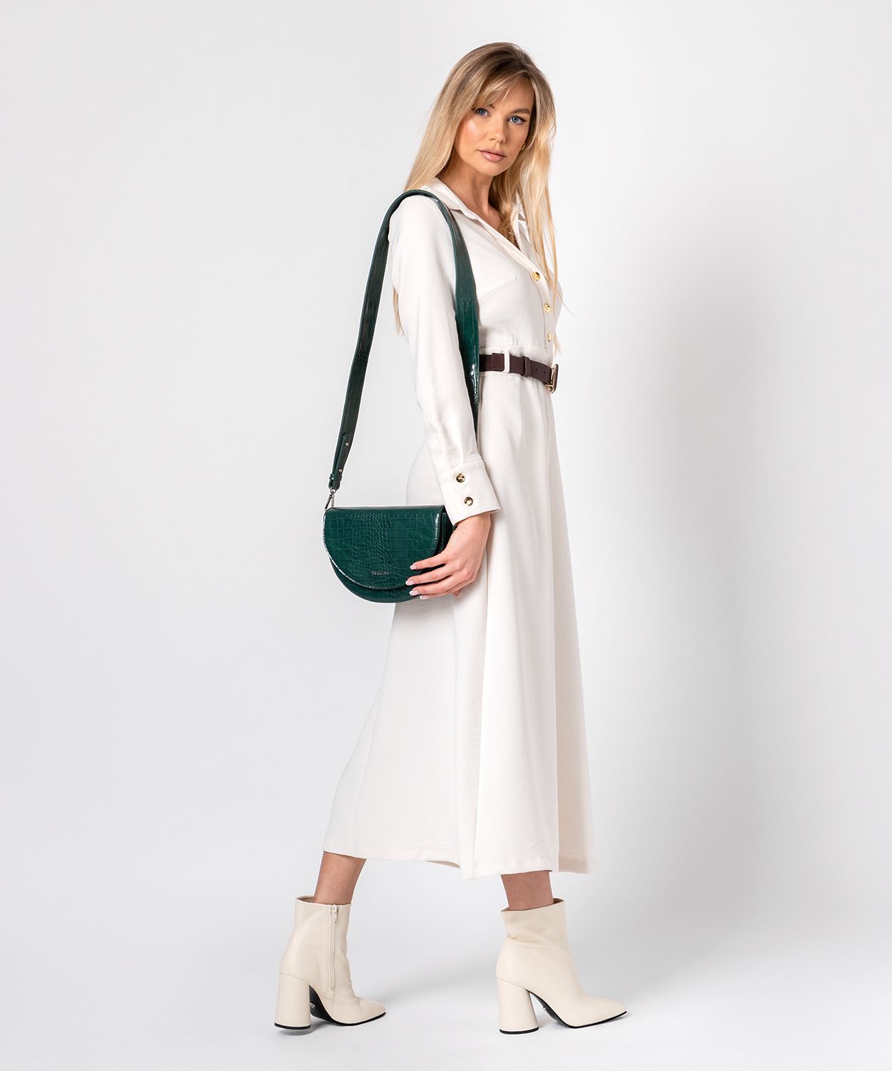 Torebka damska półksiężyc na szerokim pasku ciemnozielona