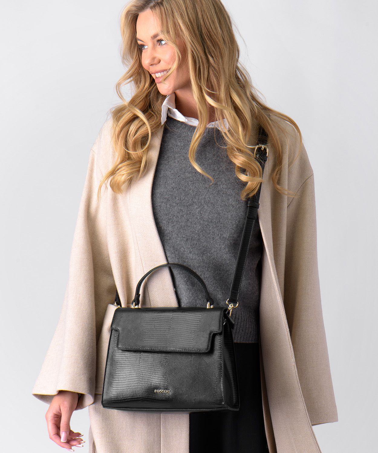 Kuferek damski z odpinanym paskiem czarny