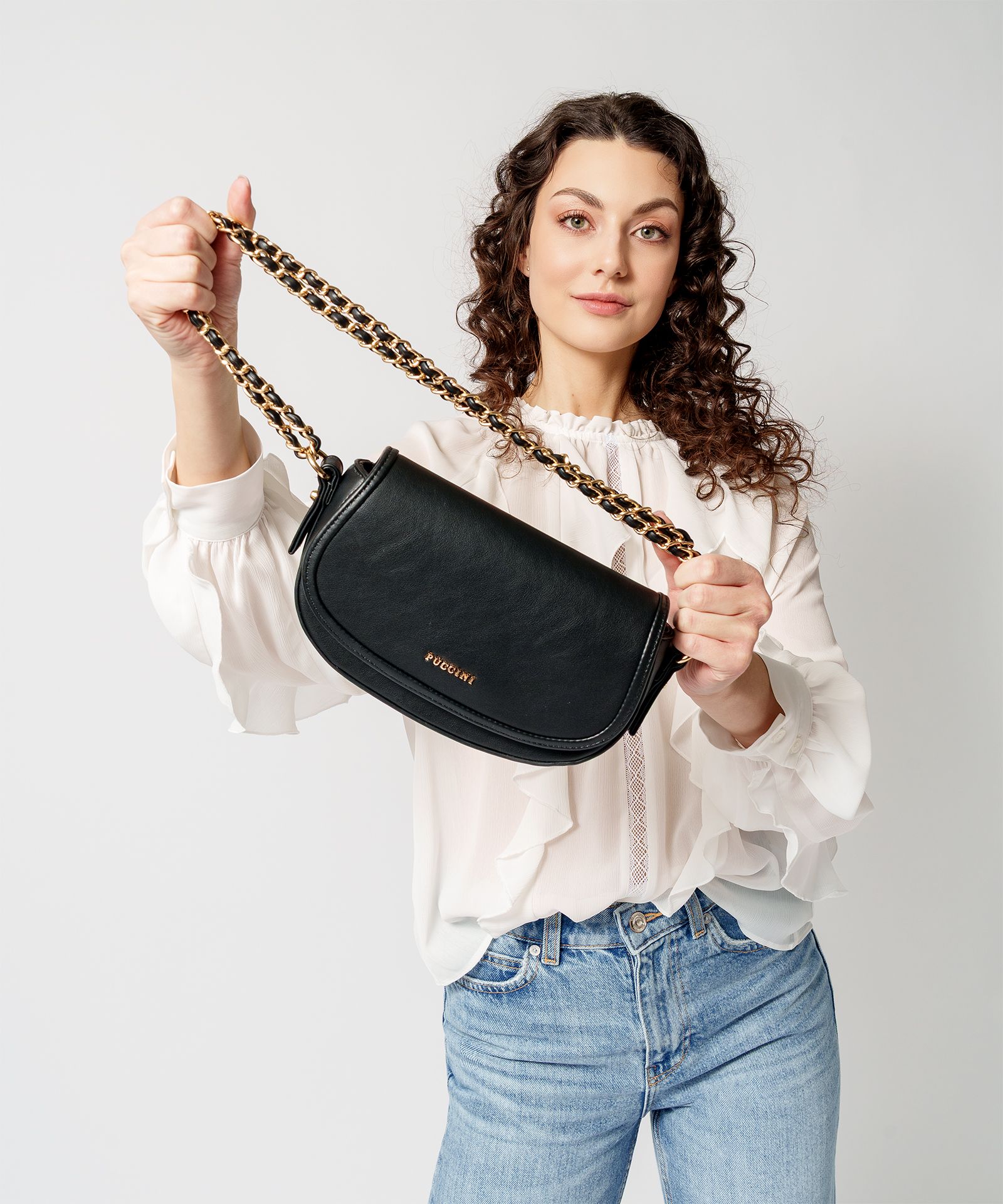 Czarna torebka crossbody z ozdobnym łańcuszkiem