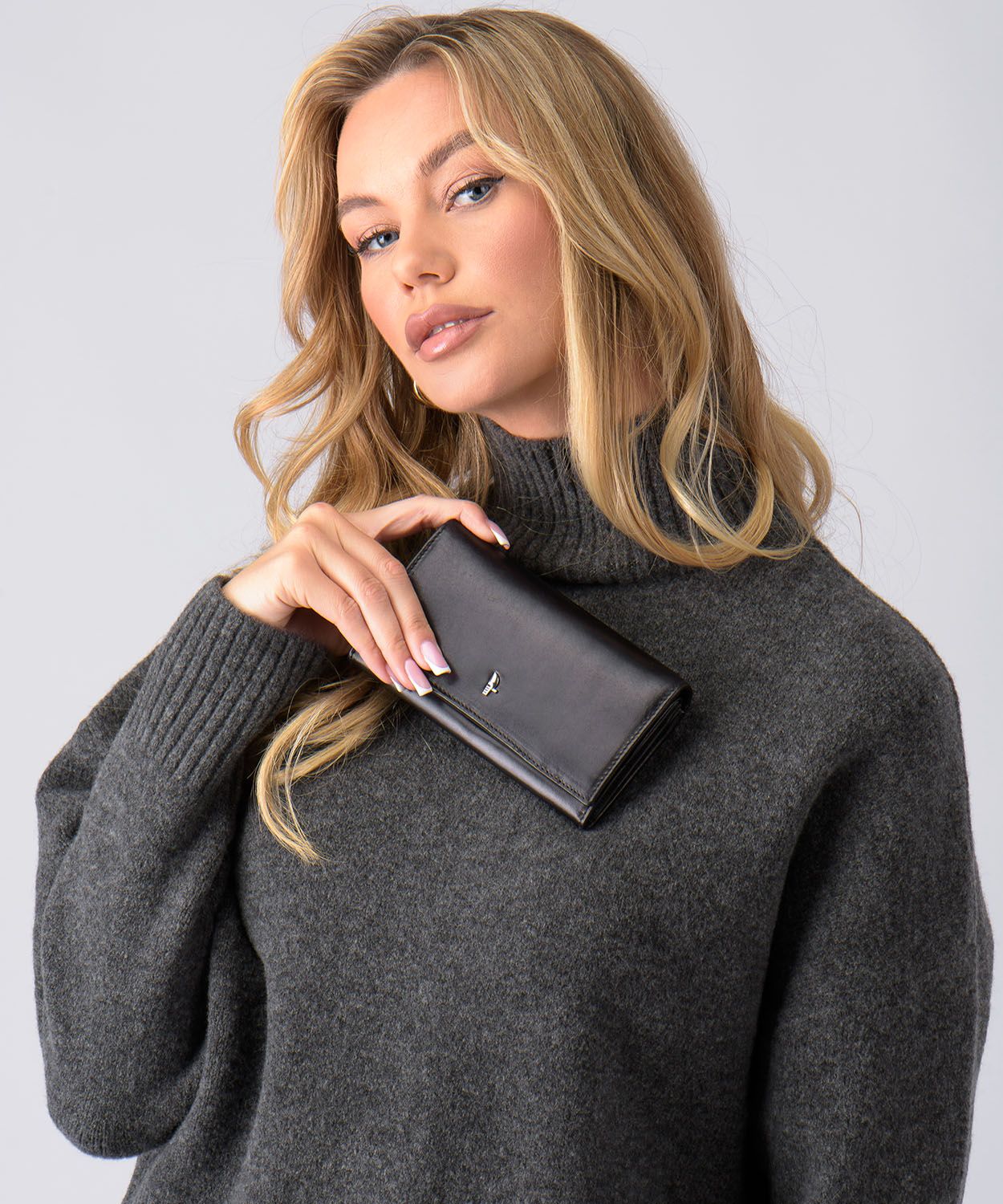 Duży skórzany portfel damski w kolorze czarnym