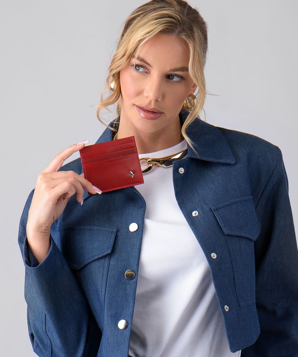 Czerwone skórzane etui na karty