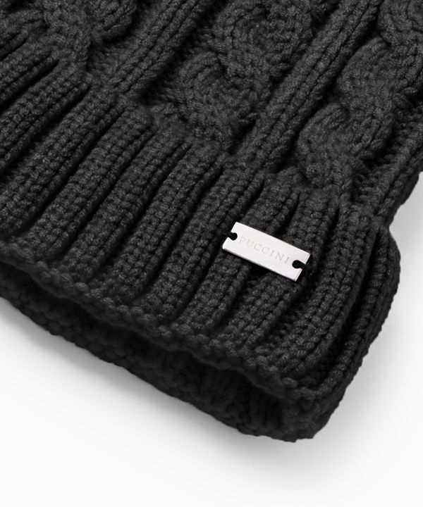 Czapka z pomponem z gęstym warkoczowym splotem czarna