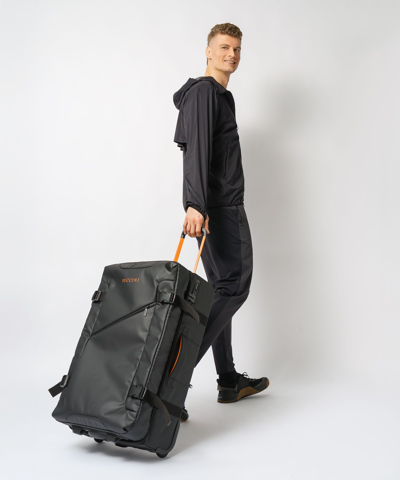 Duża walizka miękka na dwóch kółkach czarna