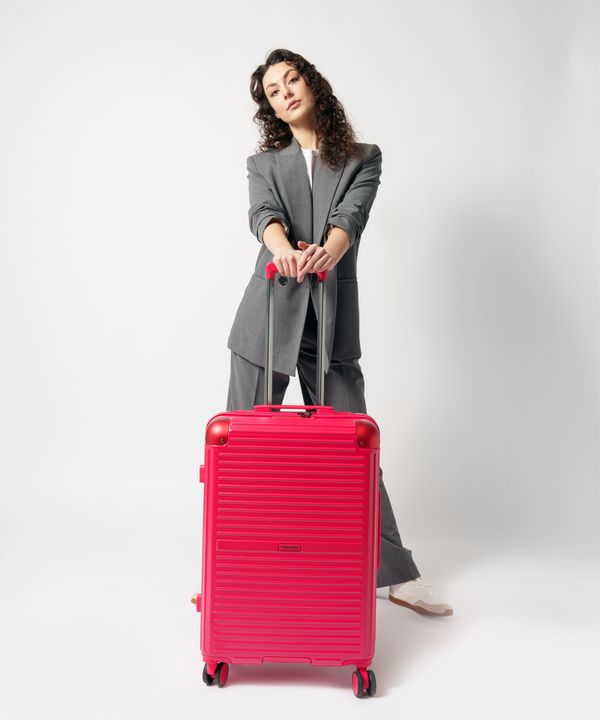 Walizka średnia na kółkach z aluminiowymi narożnikami czerwona