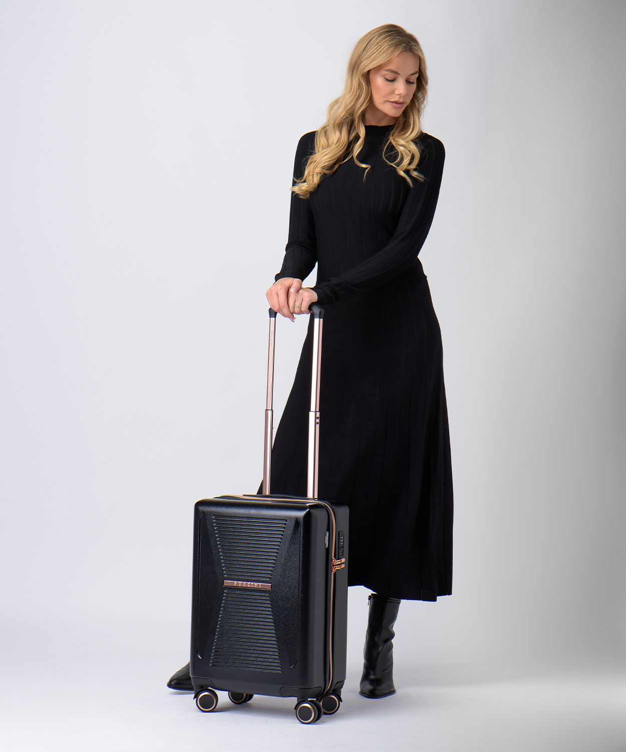 Kabinowa czarna walizka z elementami rose gold