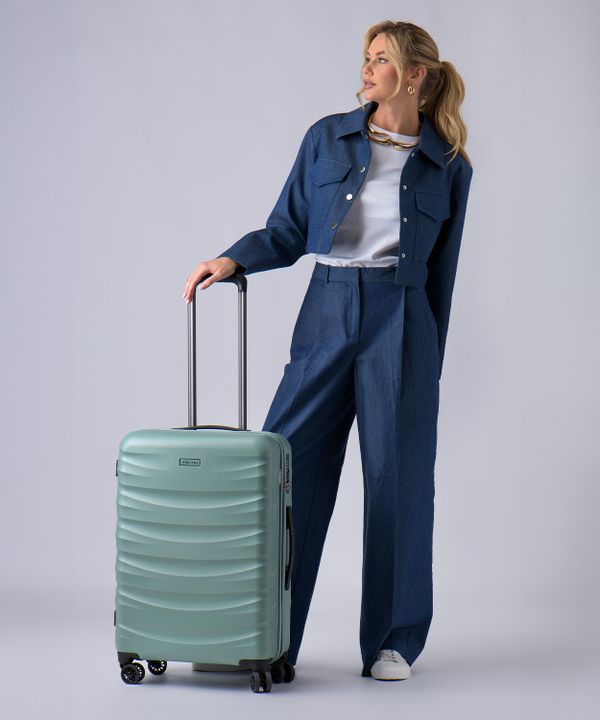 Średnia walizka z poliwęglanu zielona