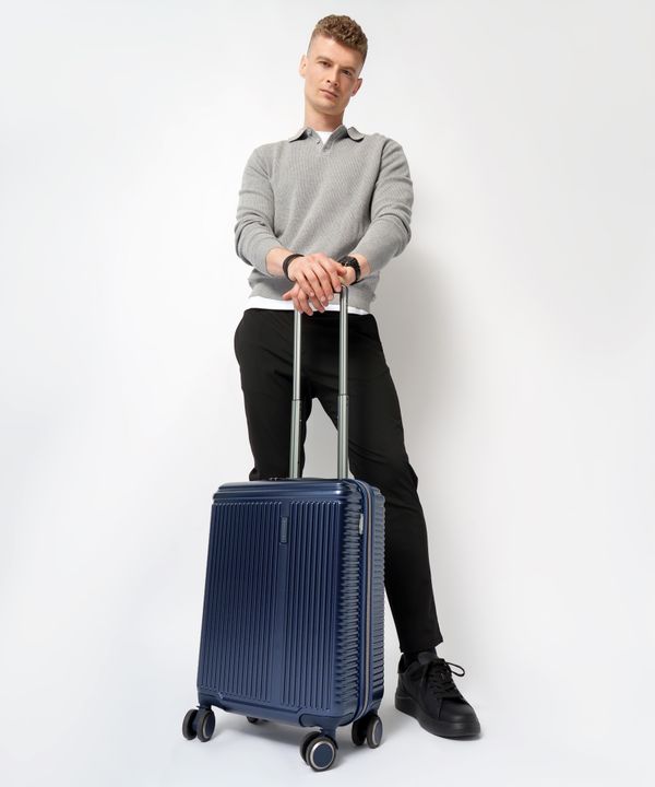 Walizka kabinowa na kółkach ciemnoniebieska