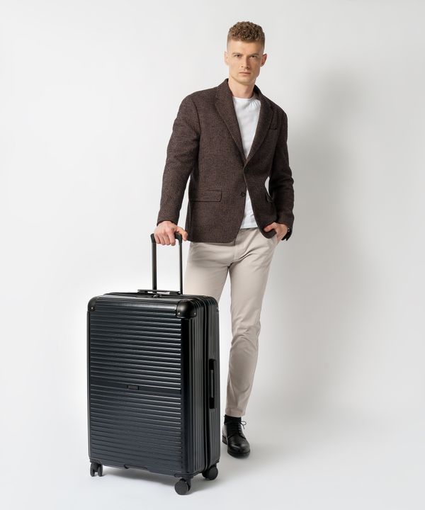 Walizka duża na kółkach z aluminiowymi narożnikami czarna