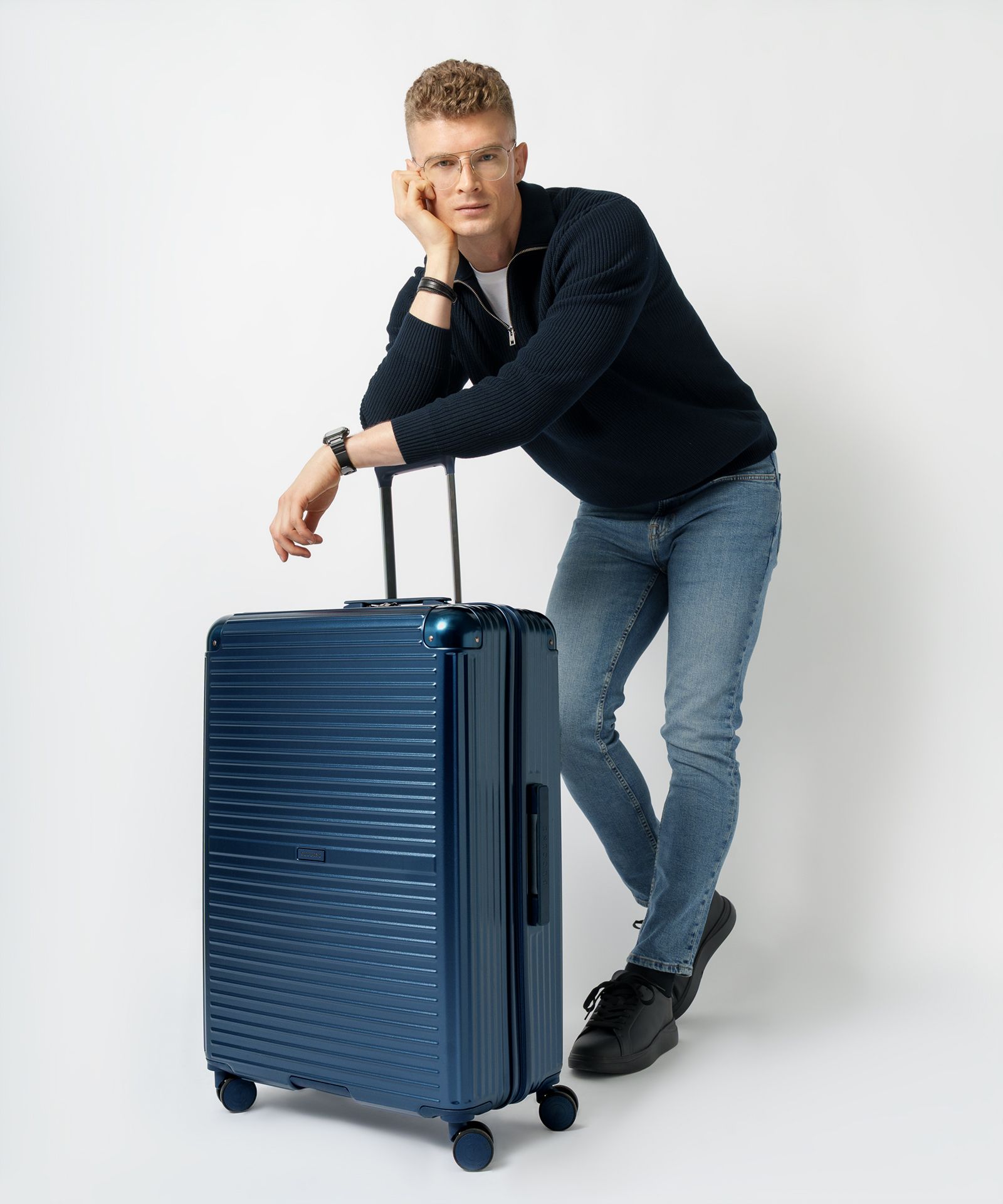 Walizka duża na kółkach z aluminiowymi narożnikami granatowa