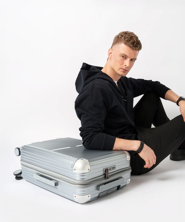 Walizka średnia na kółkach z aluminiowymi narożnikami srebrna