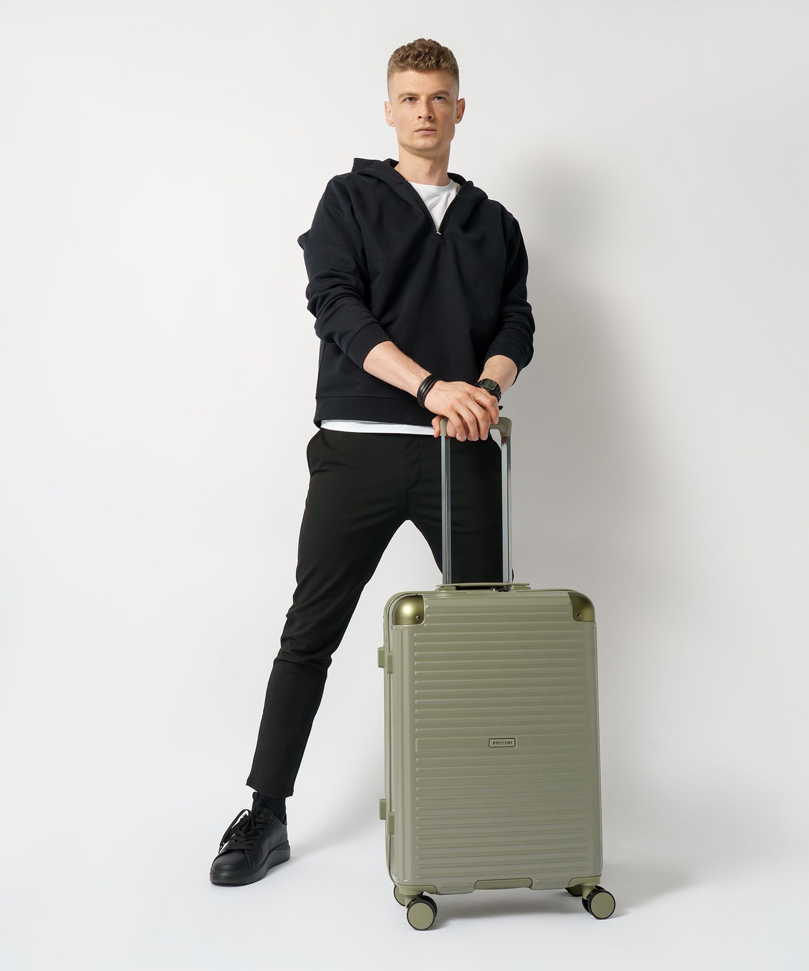 Walizka średnia na kółkach z aluminiowymi narożnikami zielona