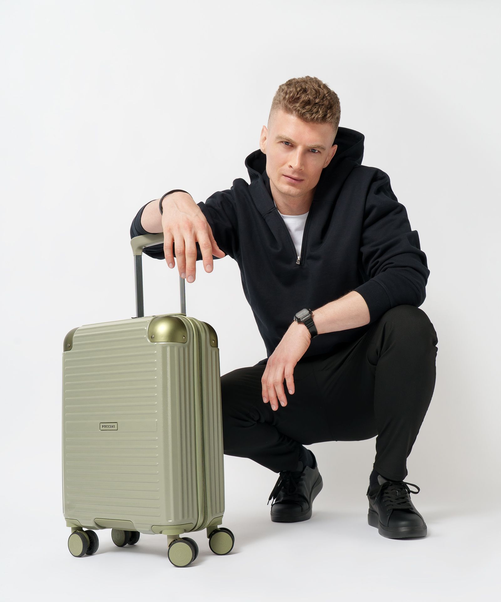 Walizka kabinowa na kółkach z aluminiowymi narożnikami zielona