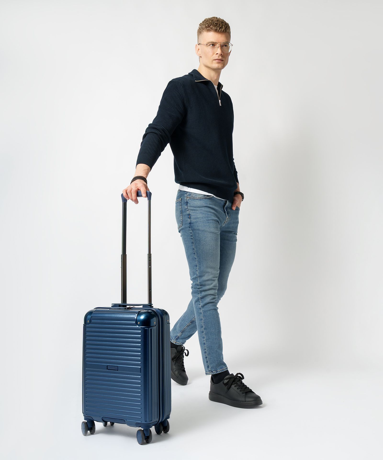 Walizka kabinowa na kółkach z aluminiowymi narożnikami granatowa