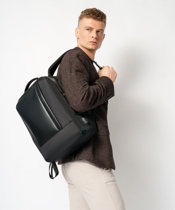 Czarny plecak z kieszenią na laptopa 15 cali