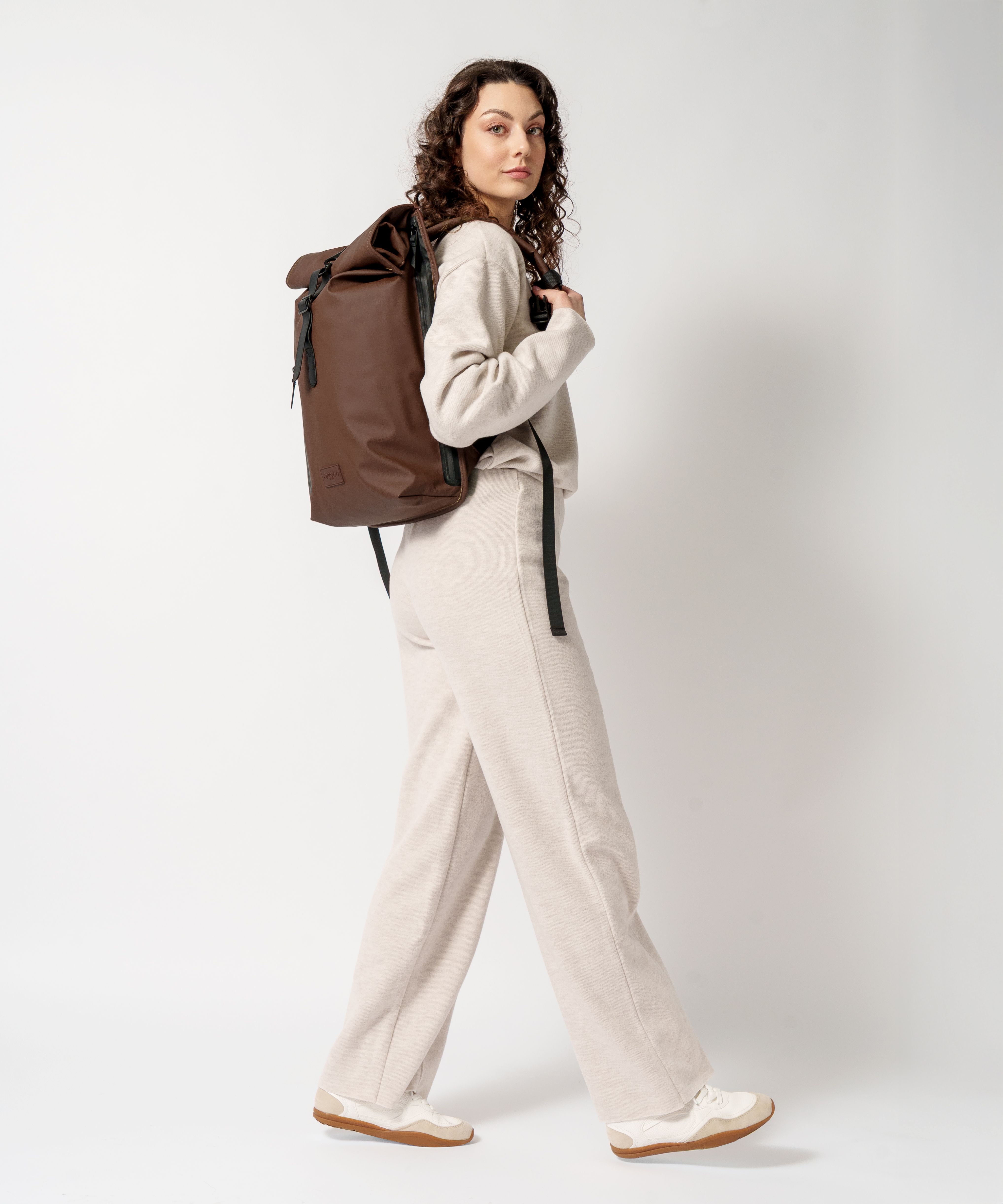 Miejski plecak wodoodporny z rolltopem z kieszenią na laptopa 15 cali brązowy