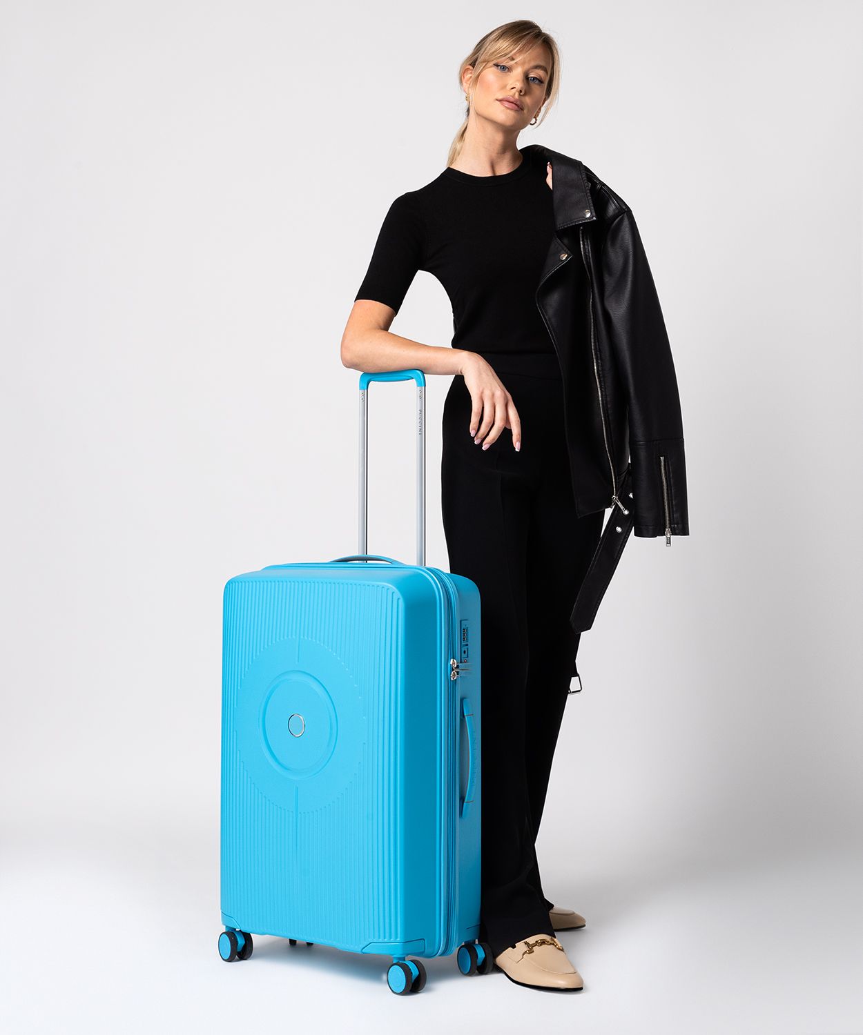 Średnia niebieska walizka z polipropylenu z zamkiem szyfrowym TSA