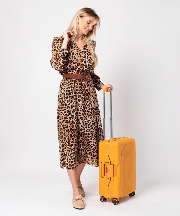 Kabinowa żółta walizka zamykana na klamry