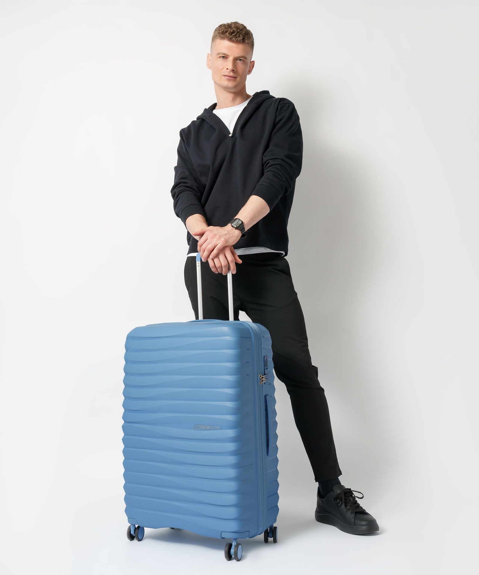 Duża walizka podróżna niebieska z polipropylenu z zamkiem TSA 