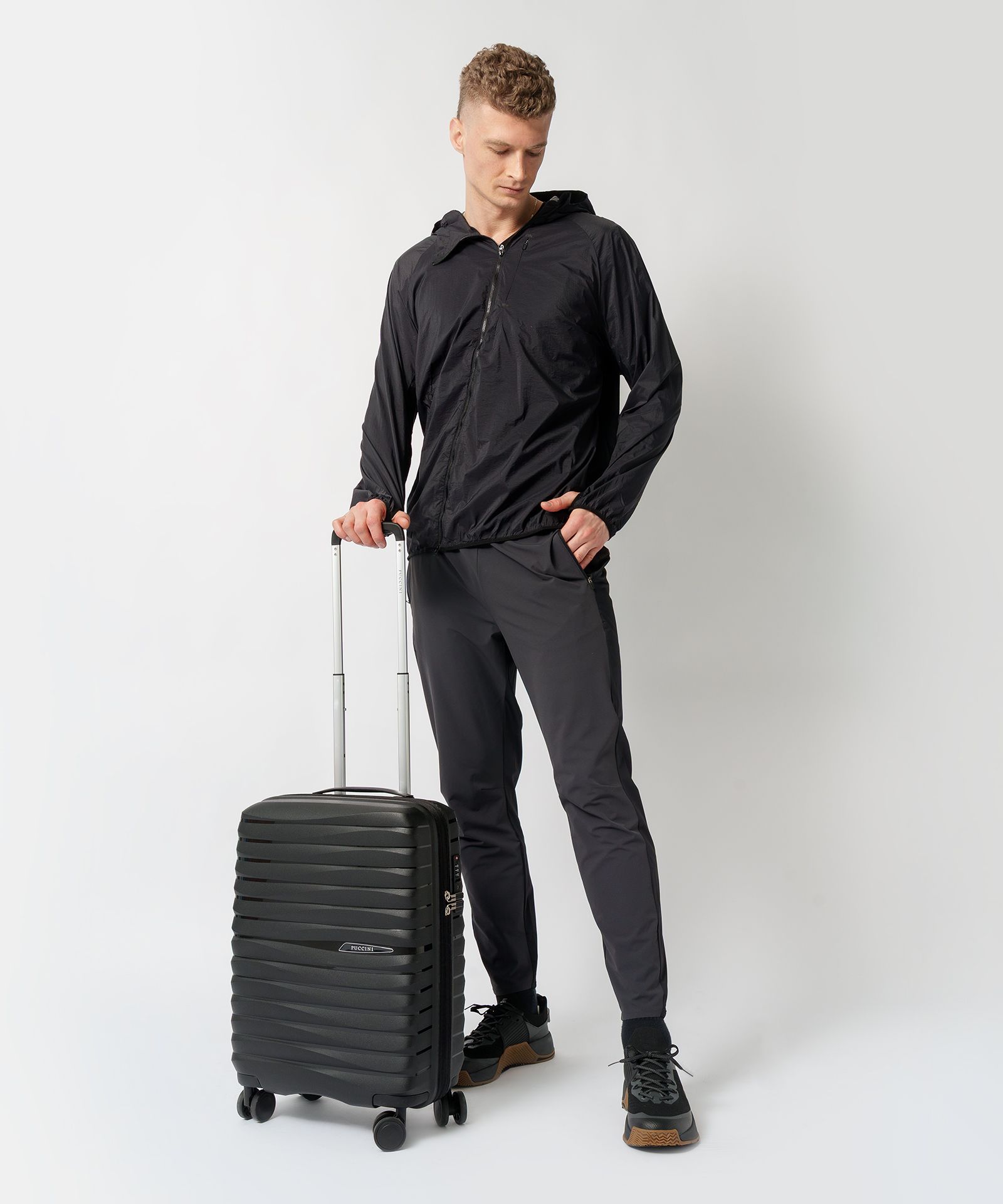 Walizka kabinowa na kółkach czarna z polipropylenu z zamkiem TSA