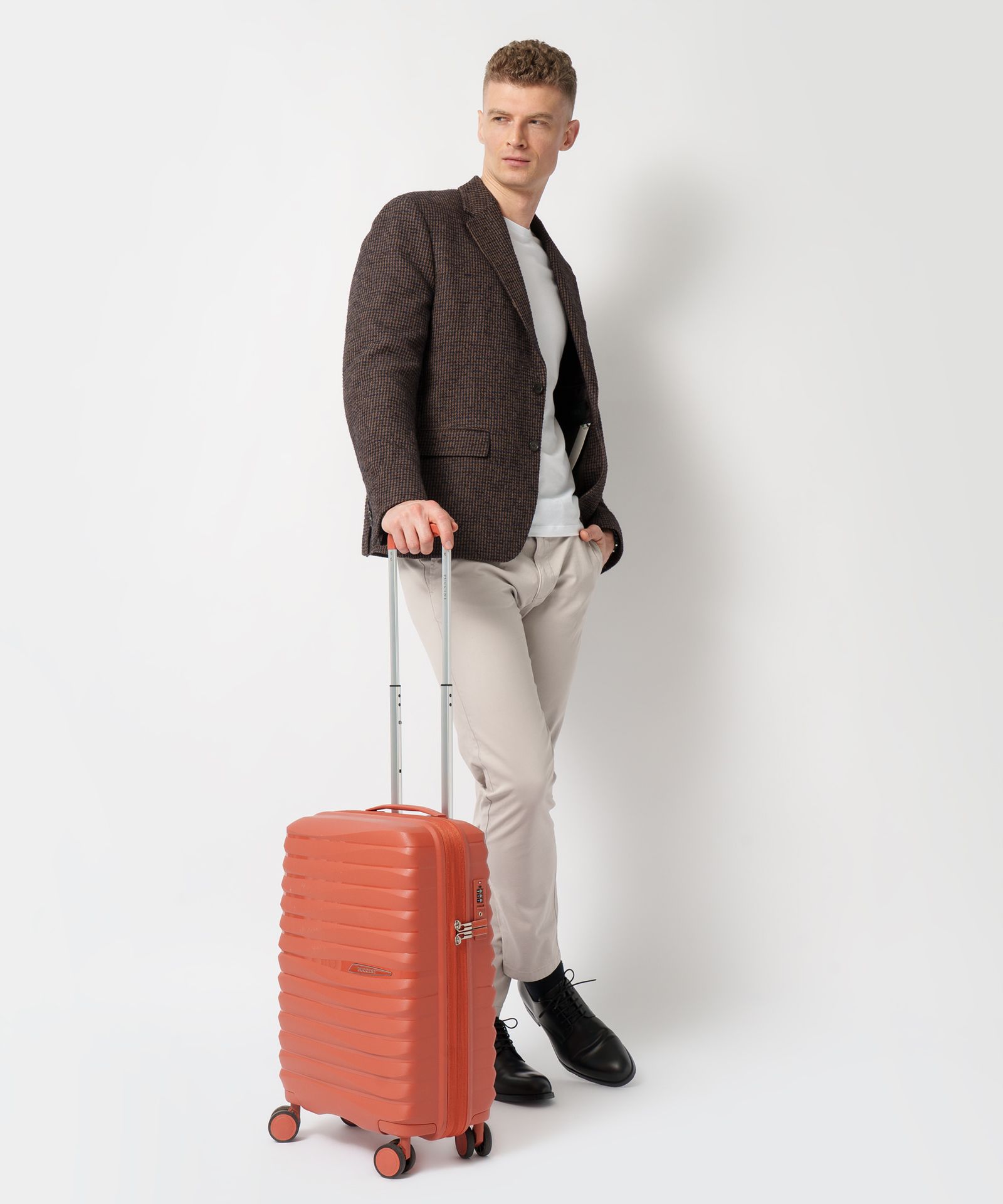 Walizka kabinowa na kółkach ceglana z polipropylenu z zamkiem TSA